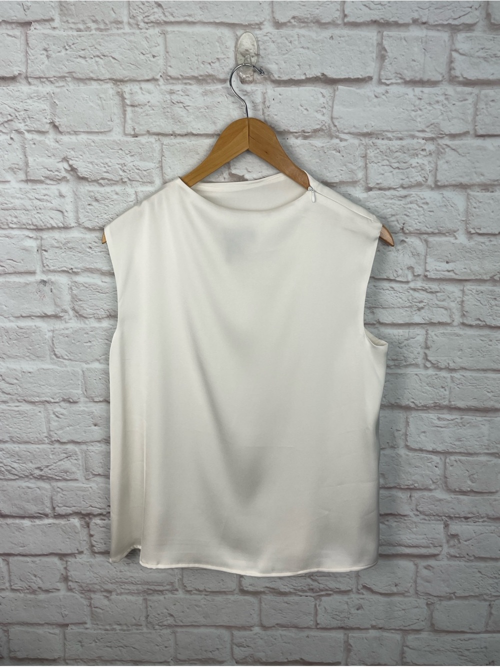 Donna Karan Sleeveless Draped Mockneck White Satin White Cream Blouse Size M - Picture 3 of 8